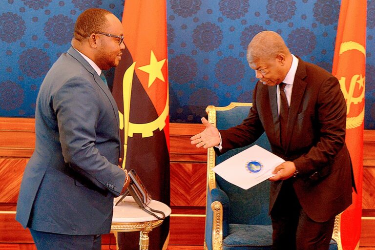 MINISTÈRE DE L’INTÉGRATION RÉGIONALE : EN TÊTE D’UNE FORTE DÉLÉGATION, LE MINISTRE CONGOLAIS DE L’INTÉGRATION RÉGIONALE ET ENVOYÉ SPÉCIAL DU PRÉSIDENT FÉLIX ANTOINE TSHISEKEDI TSHILOMBO, DIDIER MAZENGA MUKANZU ÉTAIT REÇU EN AUDIENCE PAR LE PRÉSIDENT ANGOLAIS JOAÕ LORENÇO, CE LUNDI 17 JUIN 2024.