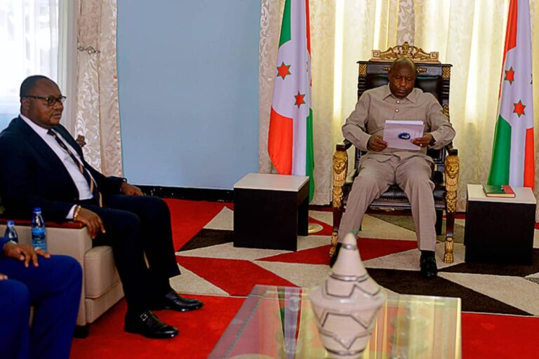 Burundi-gitega : le président burundais evariste ndahishimiye rencontre l’envoyé spécial du facilitateur de la ceeac, excel didier mazenga mukanzu