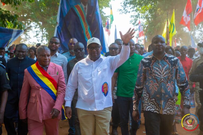 Sénat-RDC: En vacances parlementaires à Kasenga, Sama Lukoknde vient à la rescousse des élèves avec un lot important des kits scolaires